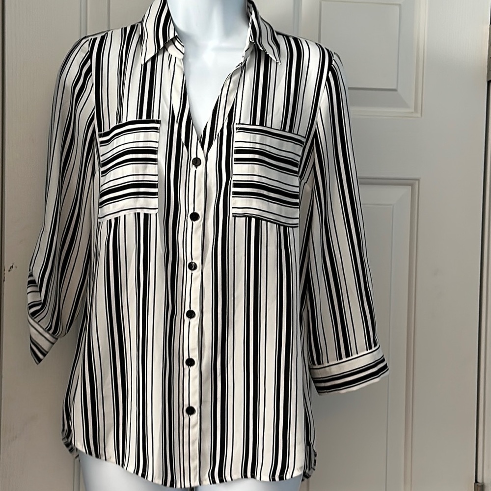 Great condition teen 100%polyester dress shirt. Midi sleeve with button